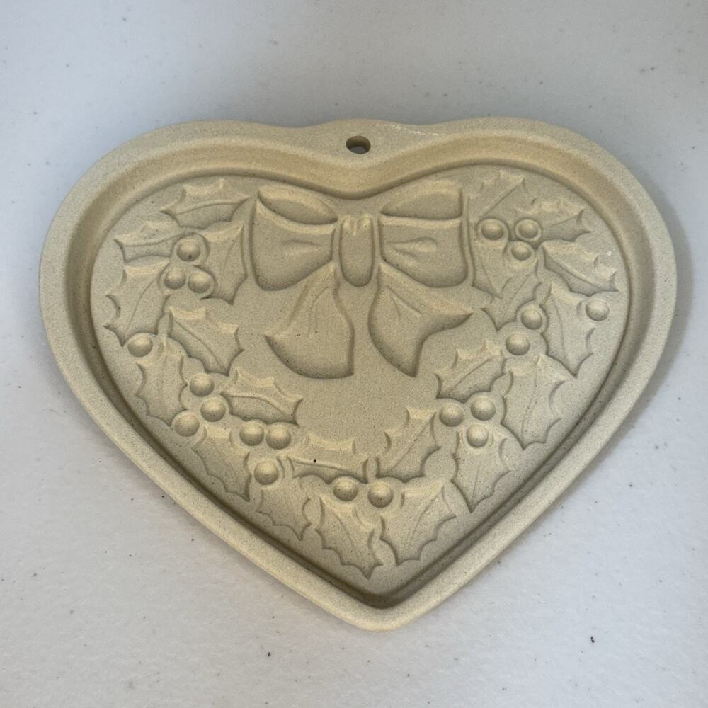 The Pampered Chef Heritage Stoneware Holly Winter Wreath Heart Cookie Mold USA